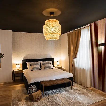 Moodee - Piata Sfatului *