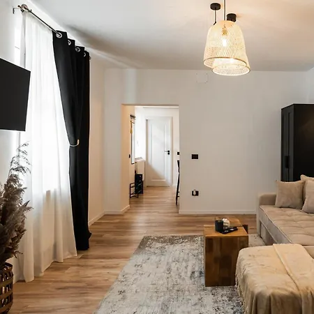 Moodee - Piata Sfatului *