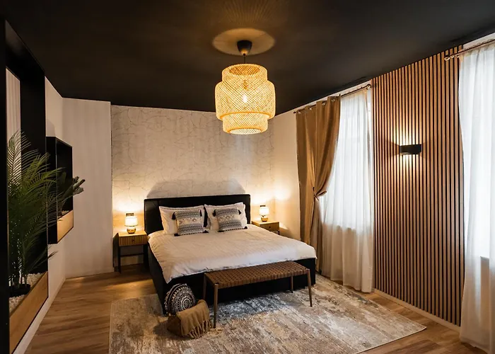 Moodee - Piata Sfatului *